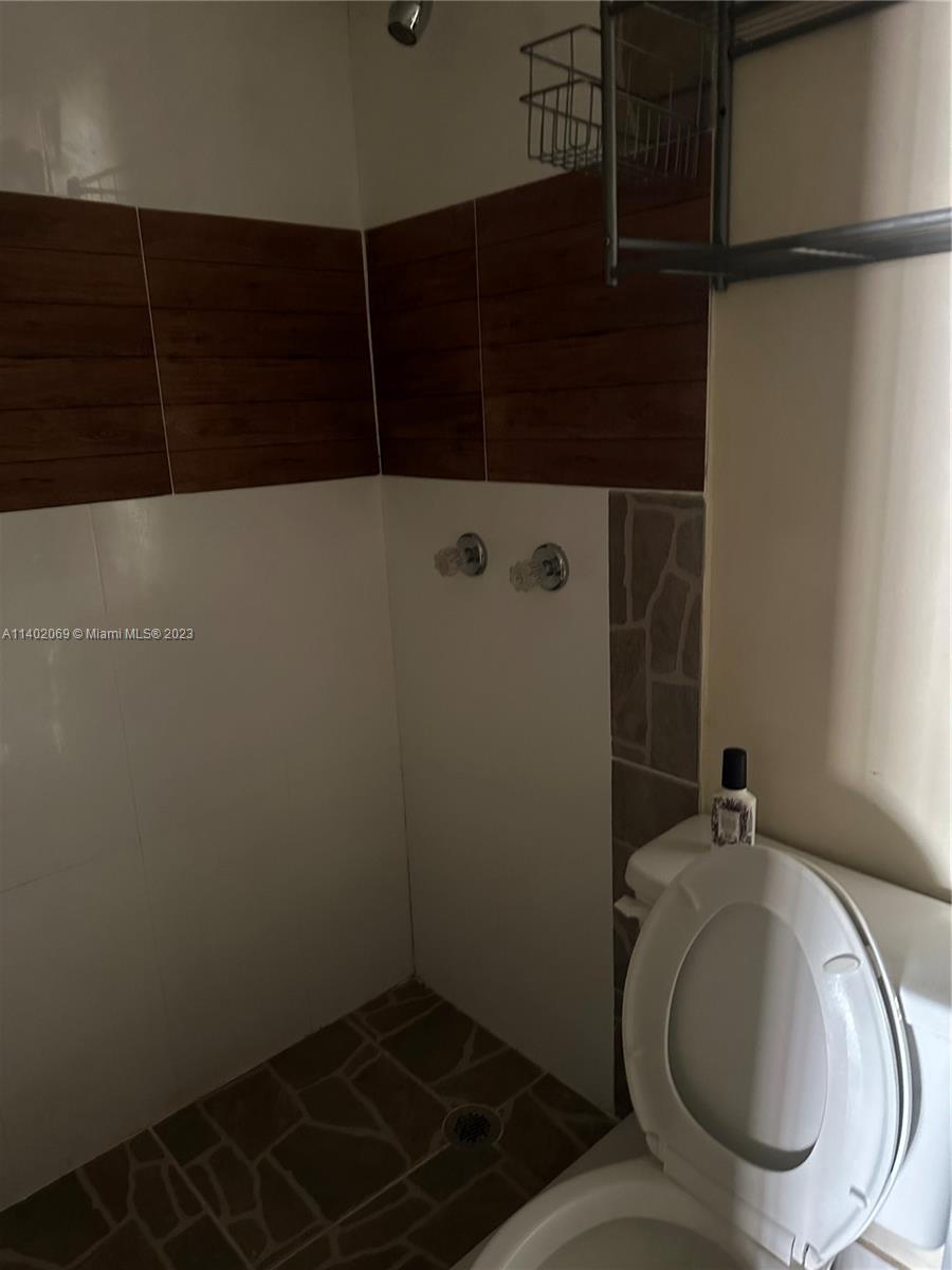 HOLLYWOOD PARK - Residential Lease