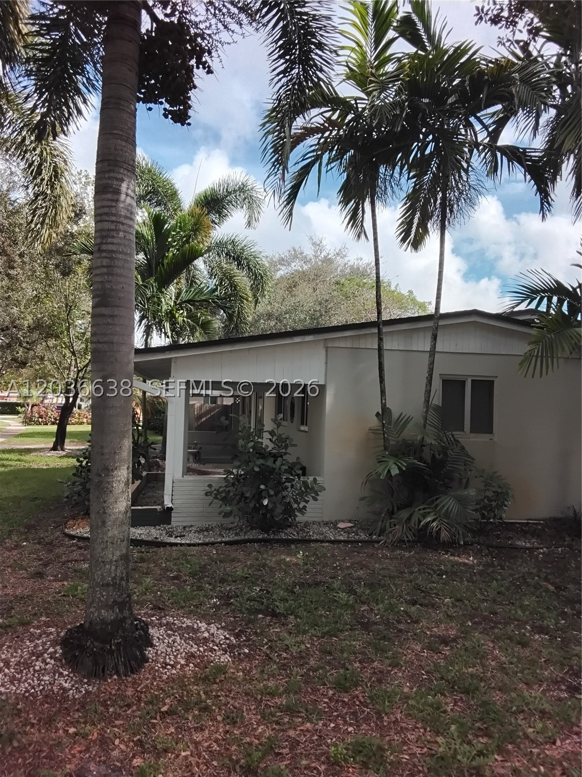 911 W Country Club Cir
