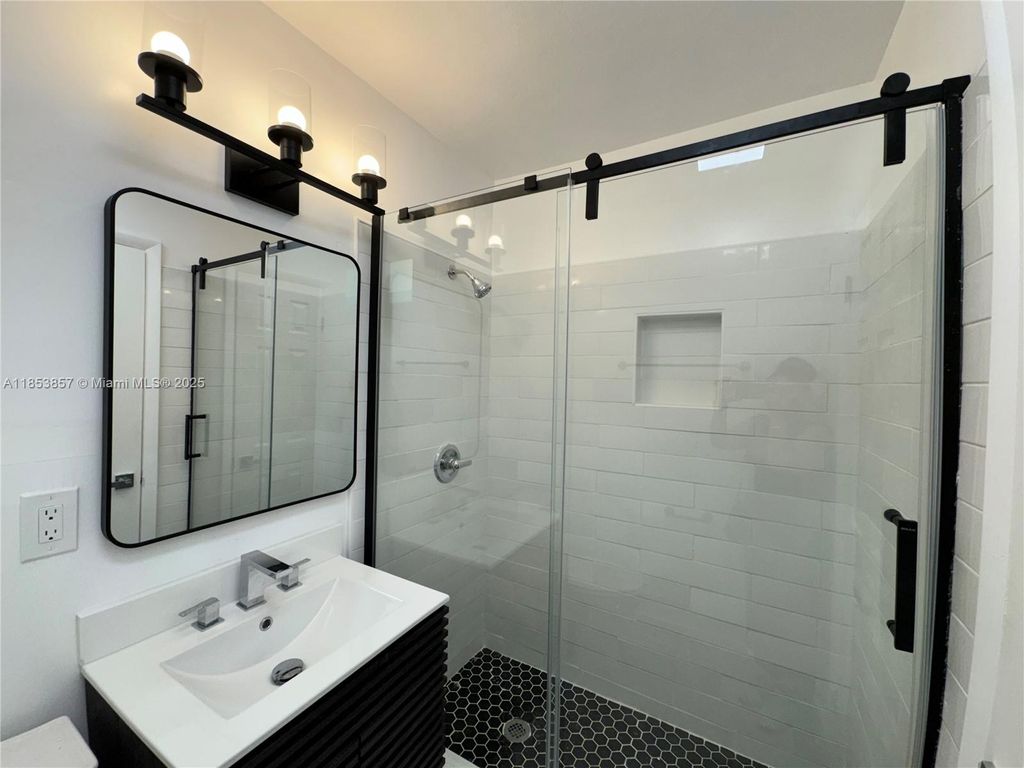 Photo of 4317 NE 21st Ave #7, Fort Lauderdale, FL 33308 (MLS # A11853857)