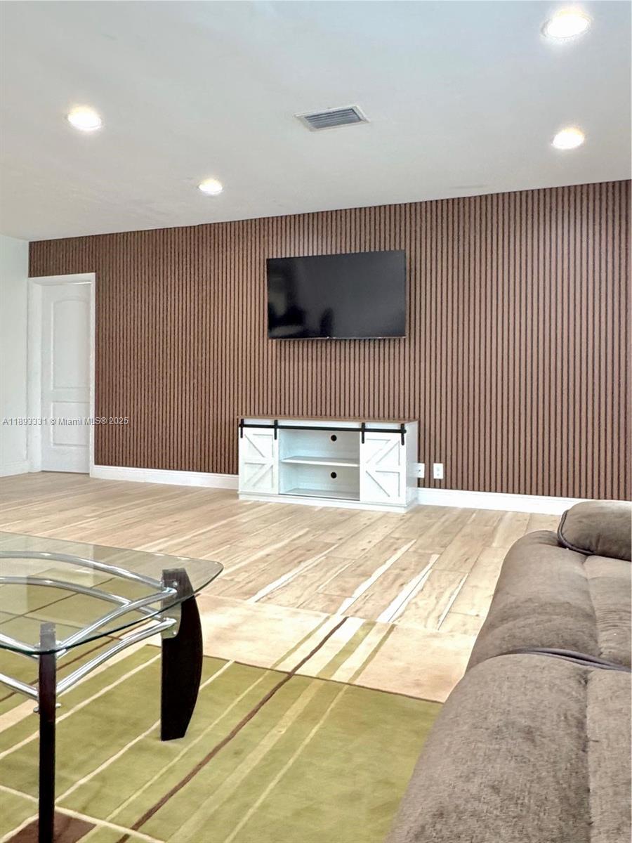 DEERFIELD BEACH ESTATES - Residential Lease