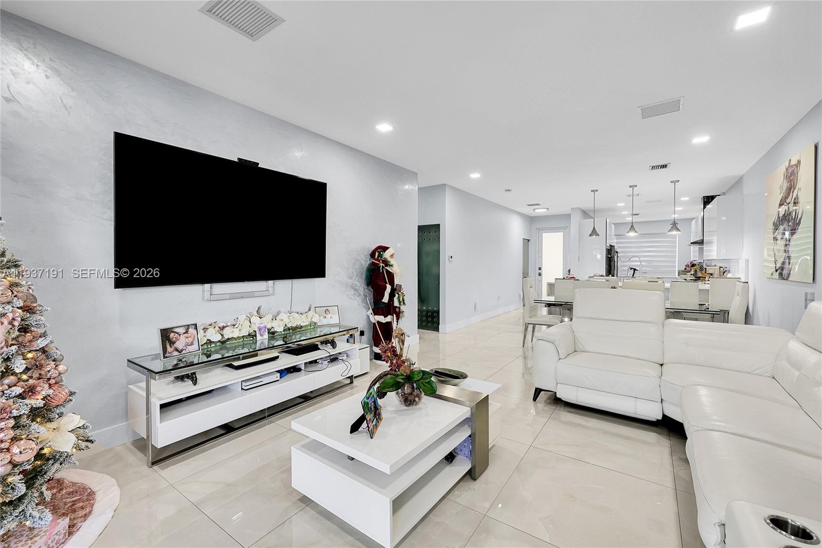 COLONIAL PINES - Residential