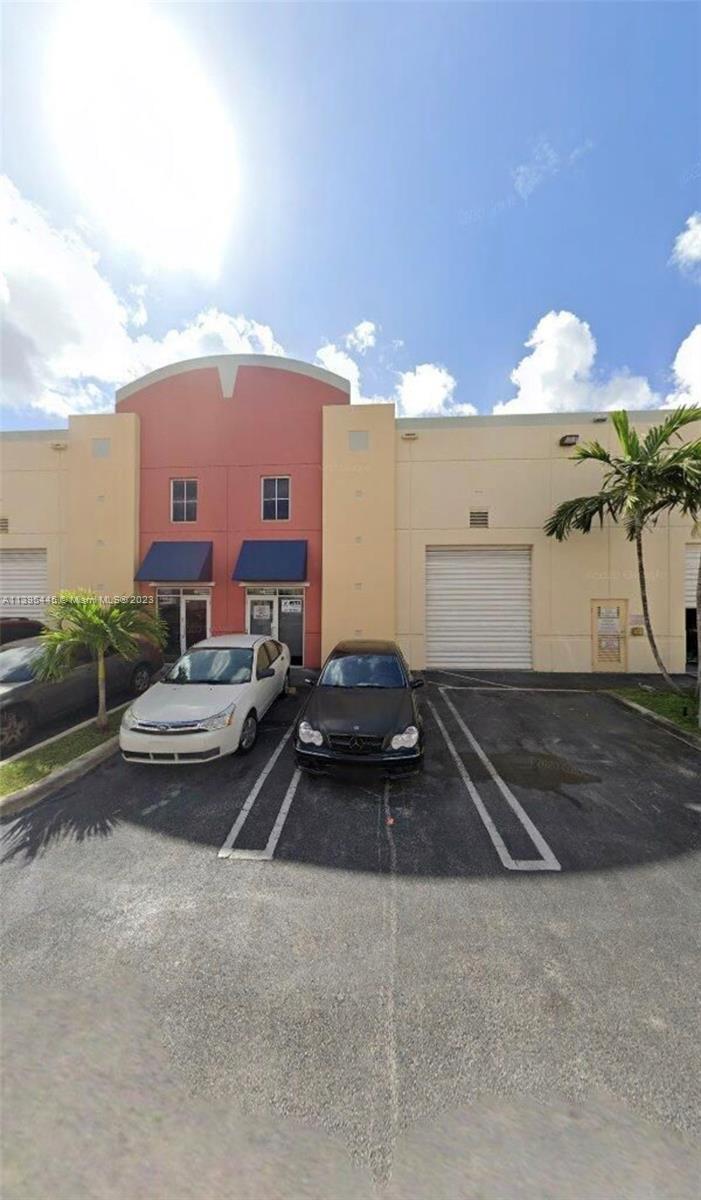 1700 SQFT FLEX SPACE WAREHOUSE. WHOLE WAREHOUSE IS UNDER AC!!! THIS IS IN A GREAT LOCATION IN THE HEART OF DORAL.