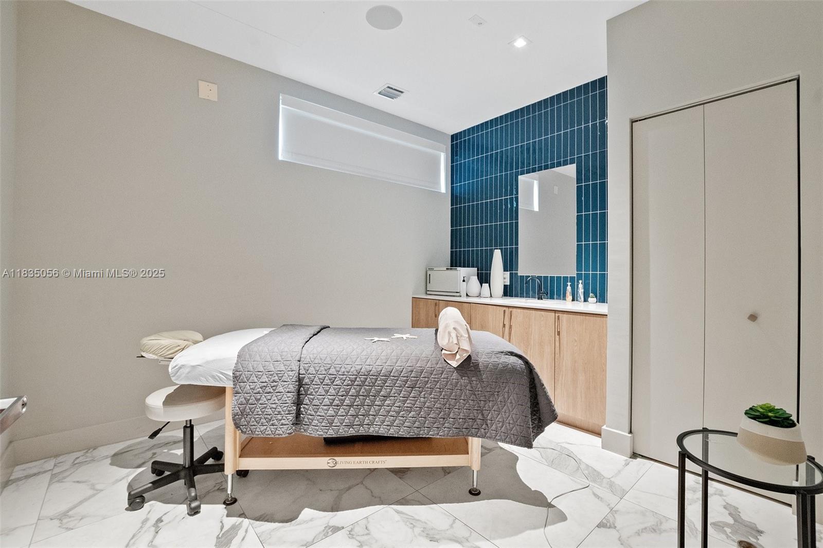 IVY CONDO - Residential