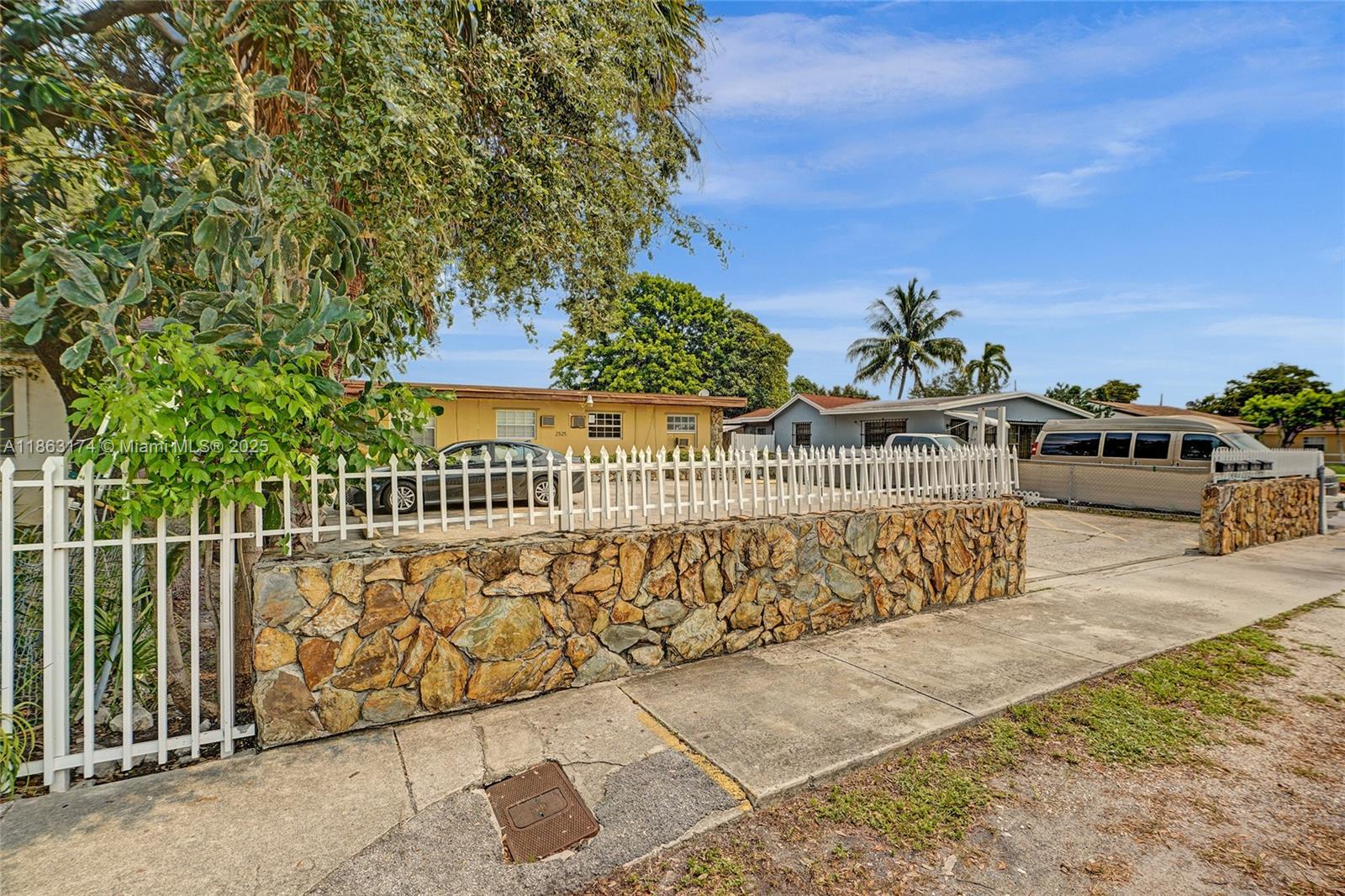 COMMUNITY GARDENS - Residential Lease