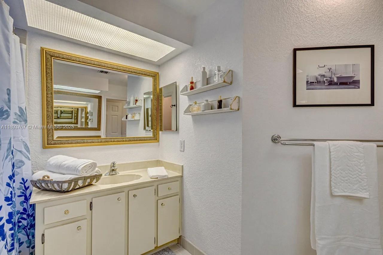 LEXINGTON GREEN CONDO - Residential Lease