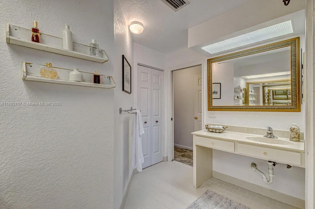LEXINGTON GREEN CONDO - Residential Lease