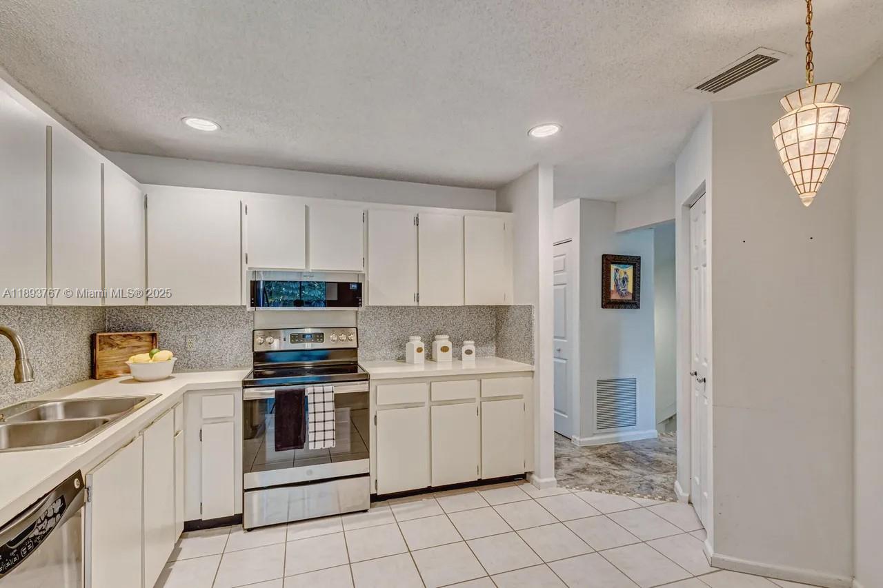 LEXINGTON GREEN CONDO - Residential Lease