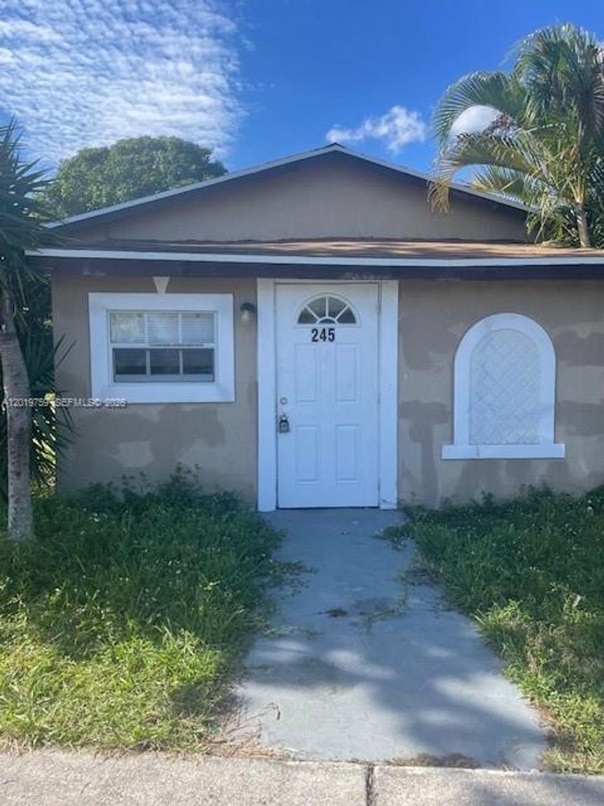 GREAT 3/1 CORNER HOME NEAR TO MANY FABULOUS PLACES AND MAYOR HIGHWAYS ACCESS.