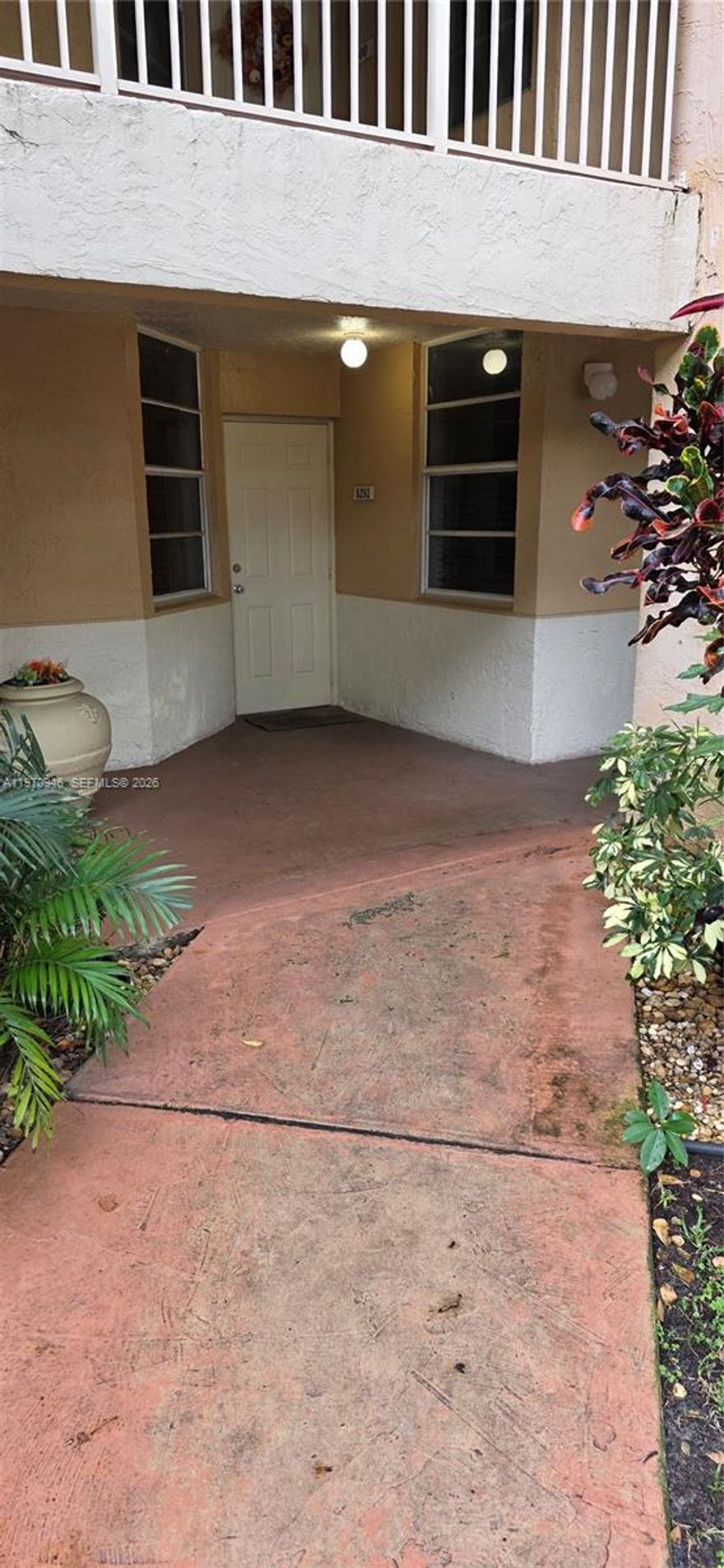 Beautiful renovated 2bed/2bath apartment, 1st floor (ground floor) , stainless steal appliances, tile and ceramicfloors, very good location, new water heater, community pool, ready to move-in. Very easy to show on lockbox,please use showassist.