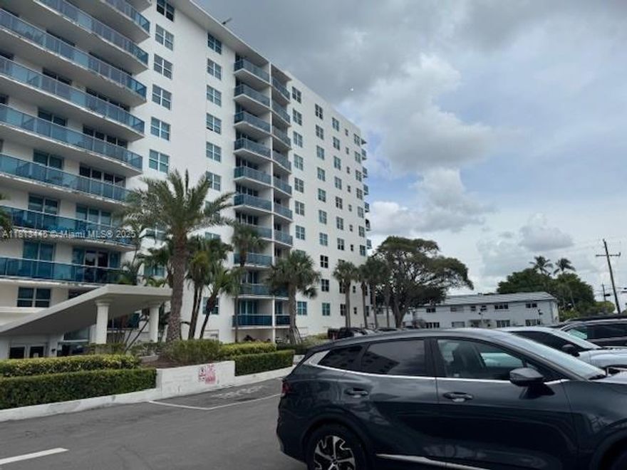 Great investment opportunity Bayview and pool views from this large 1 bed/1 bath units on Treasure Island. Unit features stainless steel appliances, granite countertops, hurricane impact windows, state of the art gym, convenience store, valet parking, private boardwalk. Enjoy Island living minutes away from downtown, Port of Miami, I-95 and more...