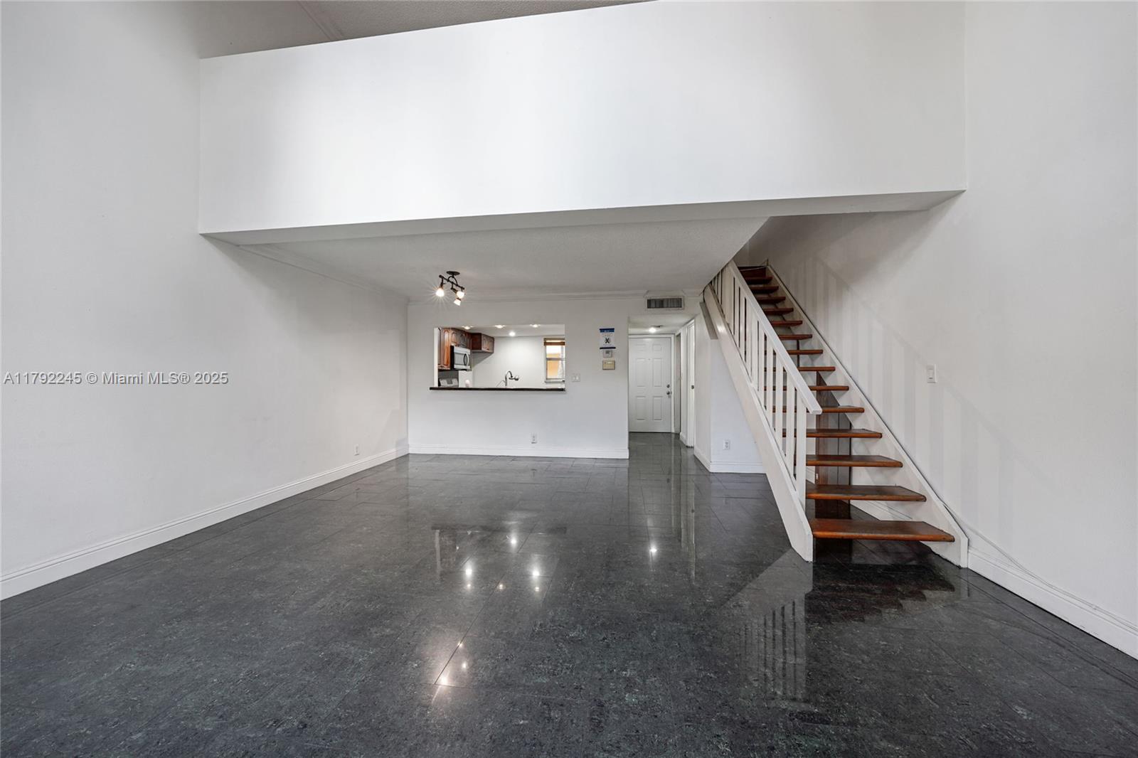 VENETIAN GARDENS AT COUNT - Residential