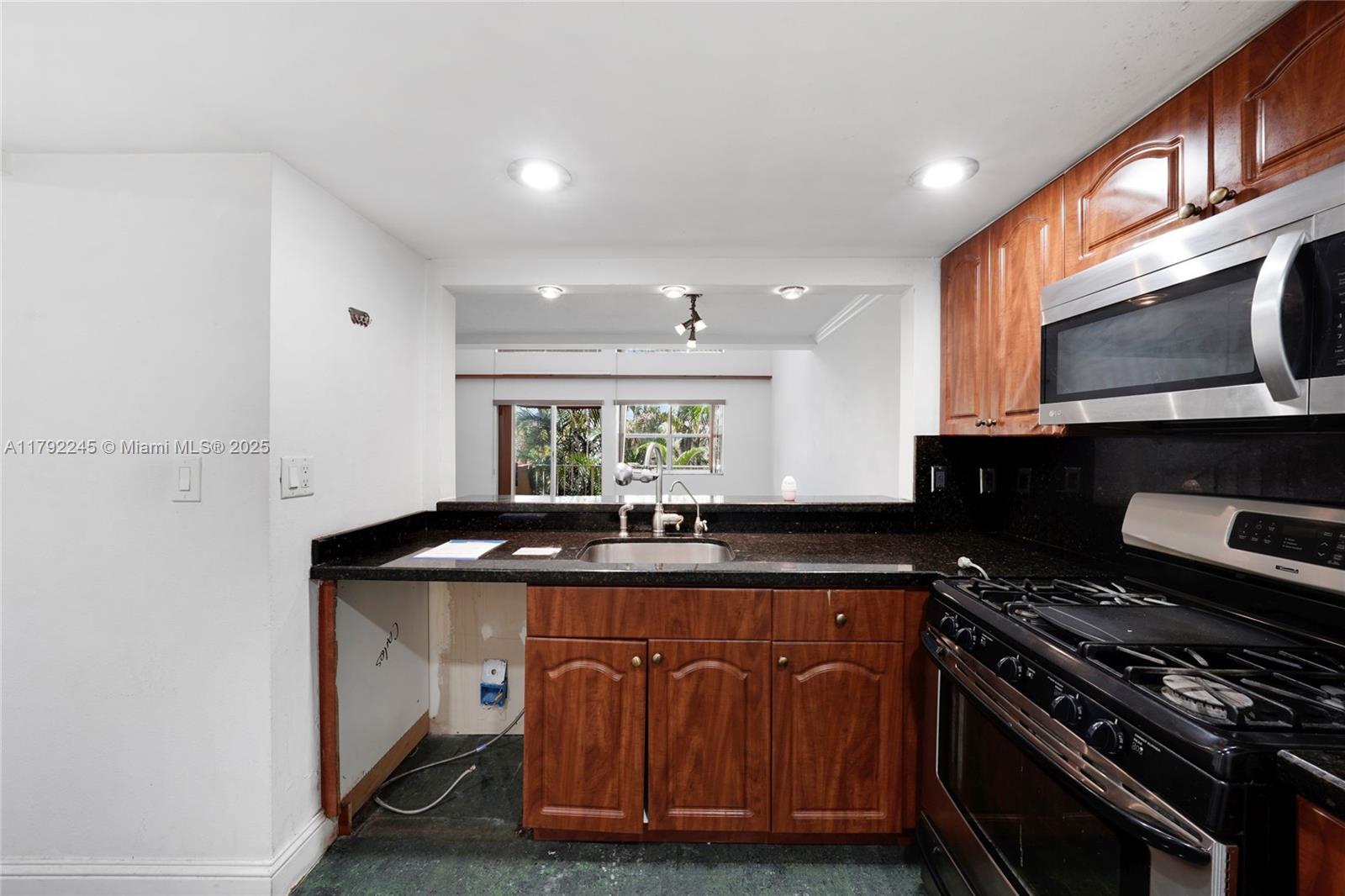 VENETIAN GARDENS AT COUNT - Residential