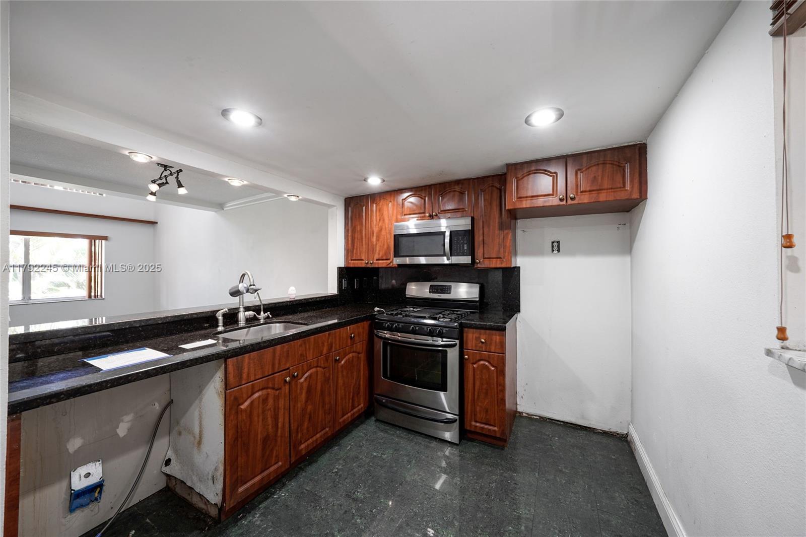 VENETIAN GARDENS AT COUNT - Residential