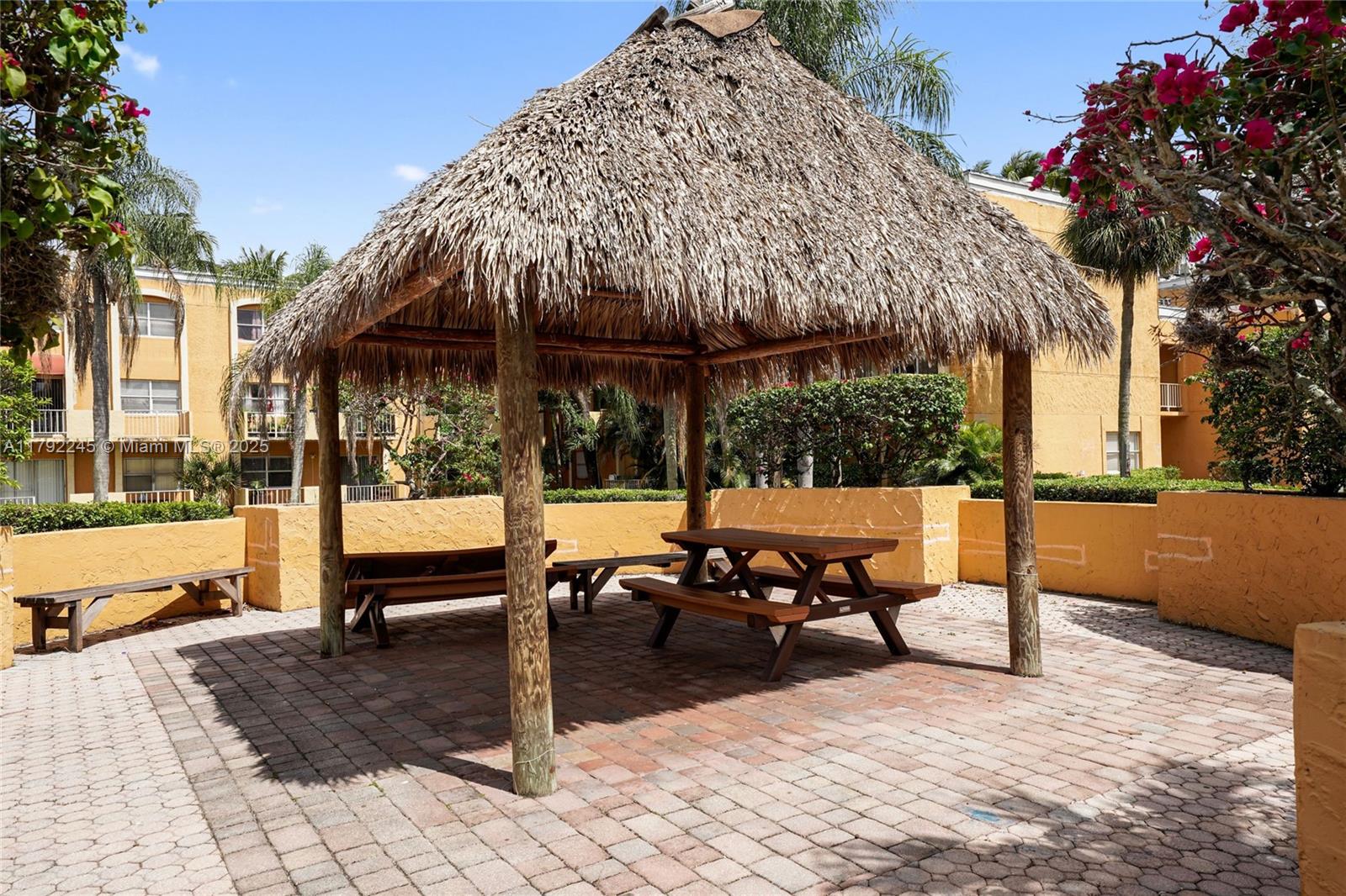 VENETIAN GARDENS AT COUNT - Residential