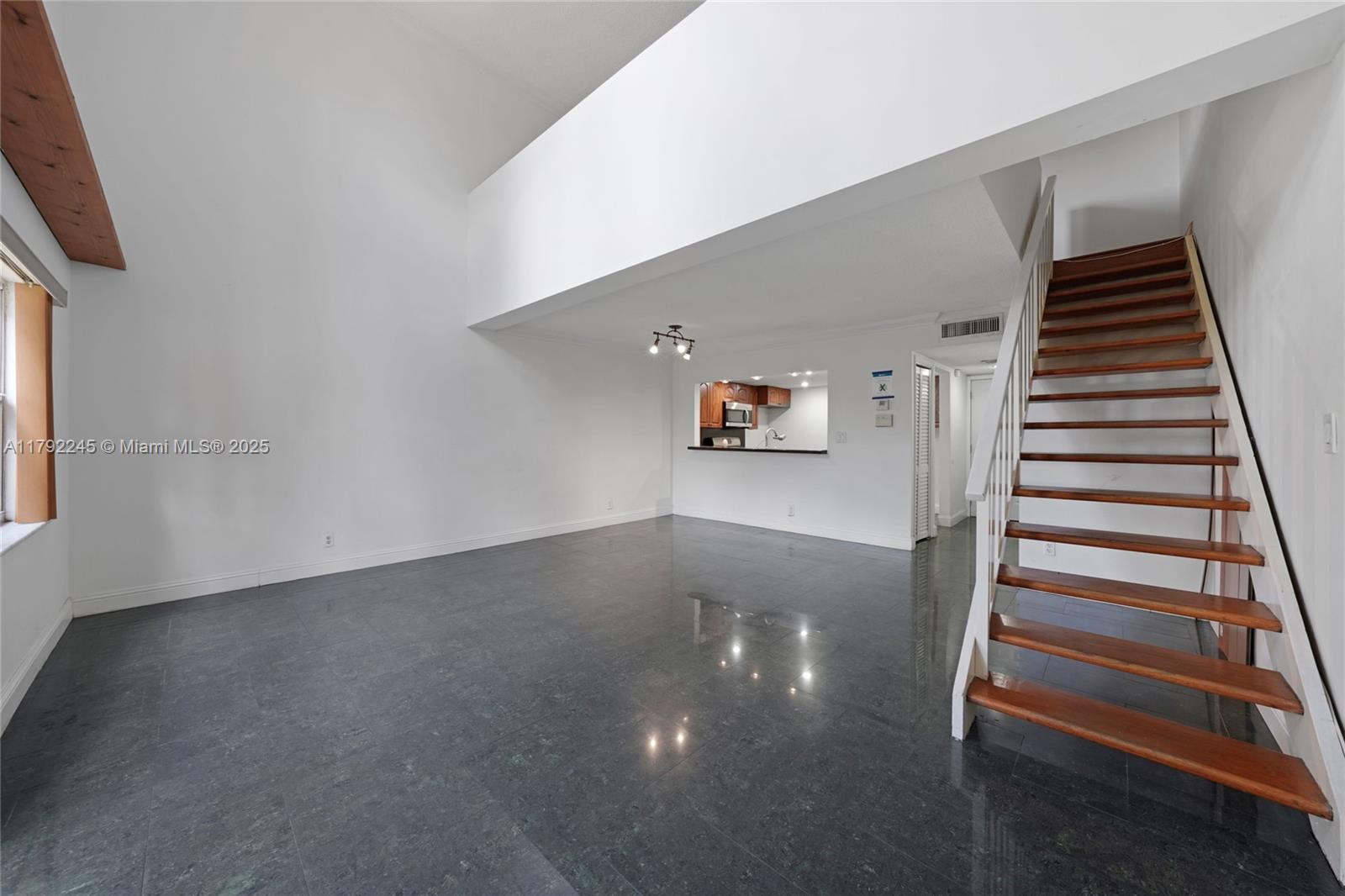 VENETIAN GARDENS AT COUNT - Residential