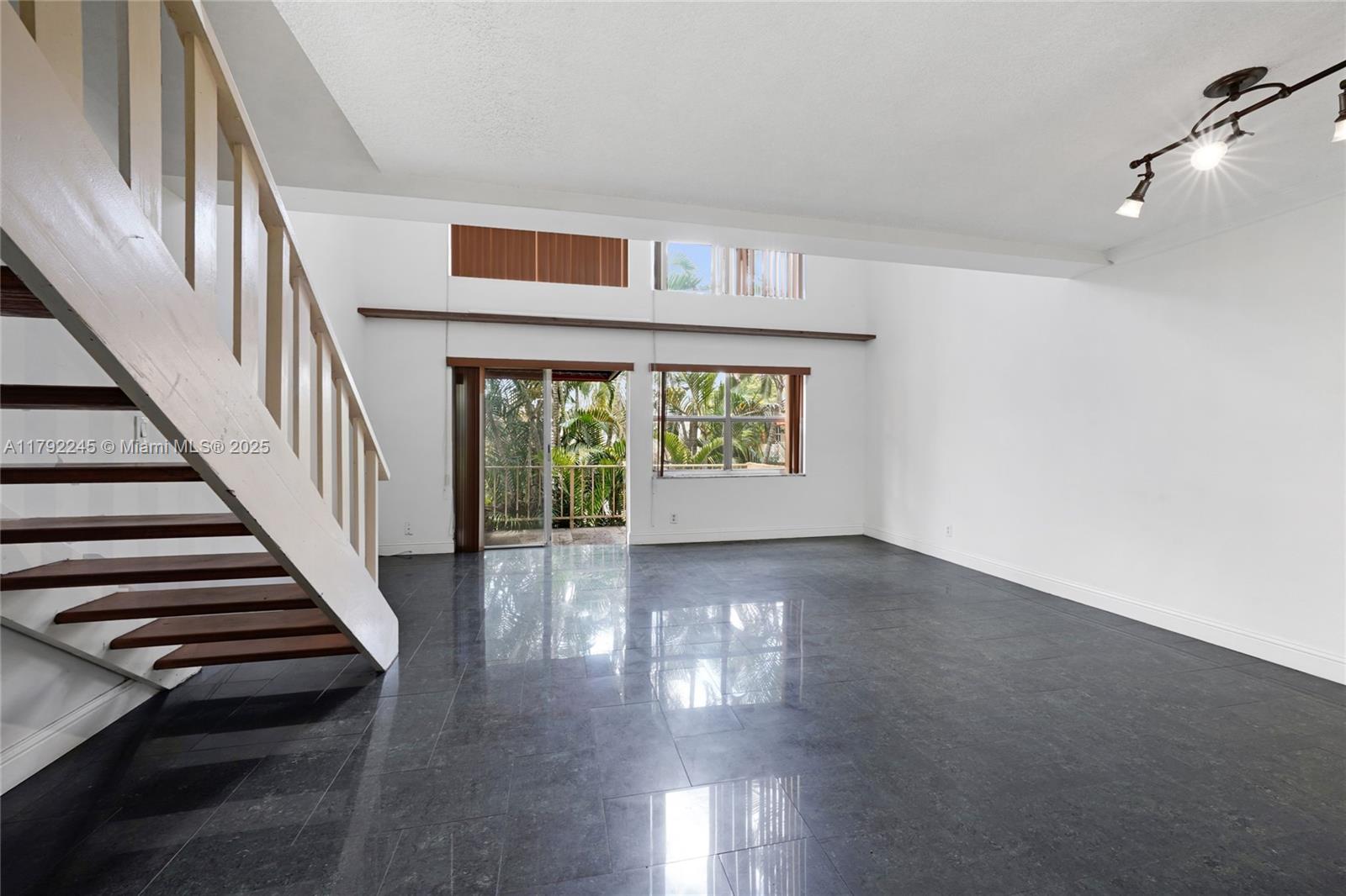 VENETIAN GARDENS AT COUNT - Residential