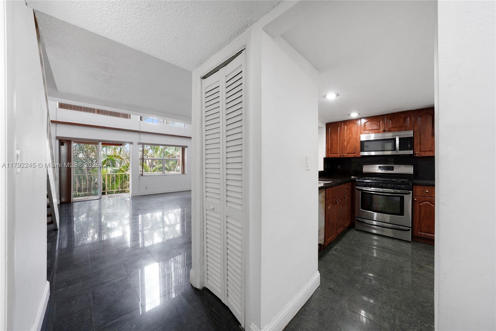 VENETIAN GARDENS AT COUNT - Residential