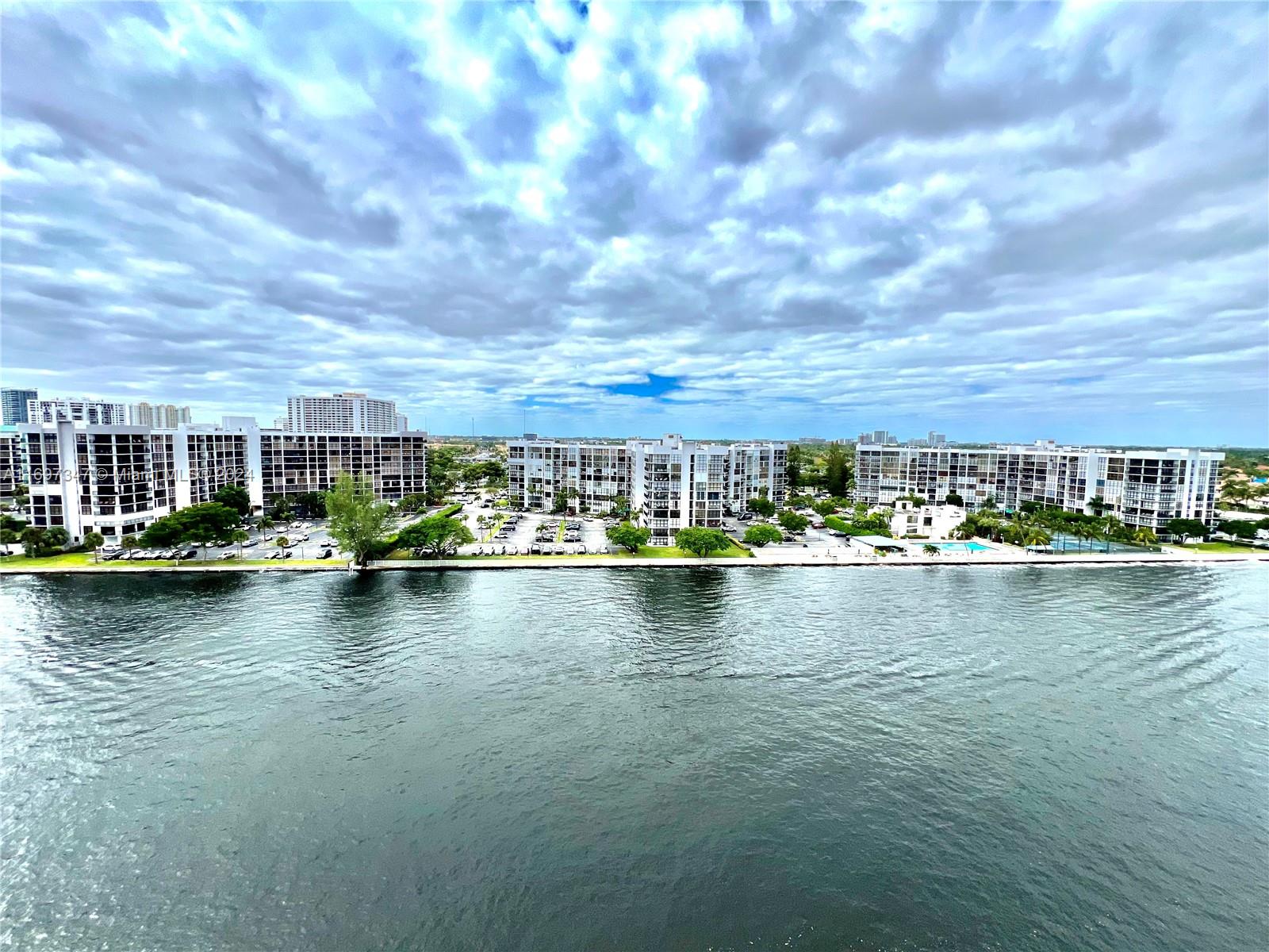 RESIDENCES ON HOLLYWOOD B - Residential