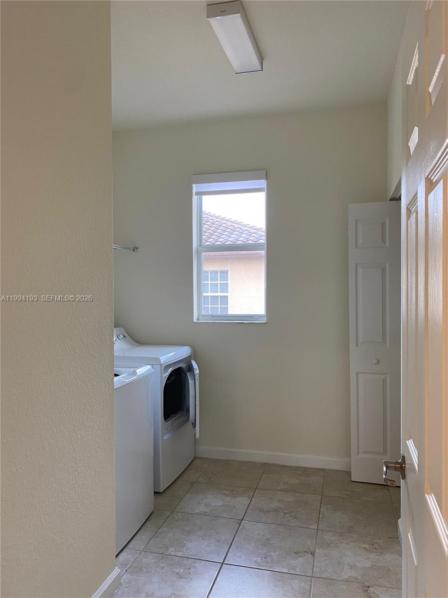 KENDALL COMMONS RESIDENTI - Residential Lease