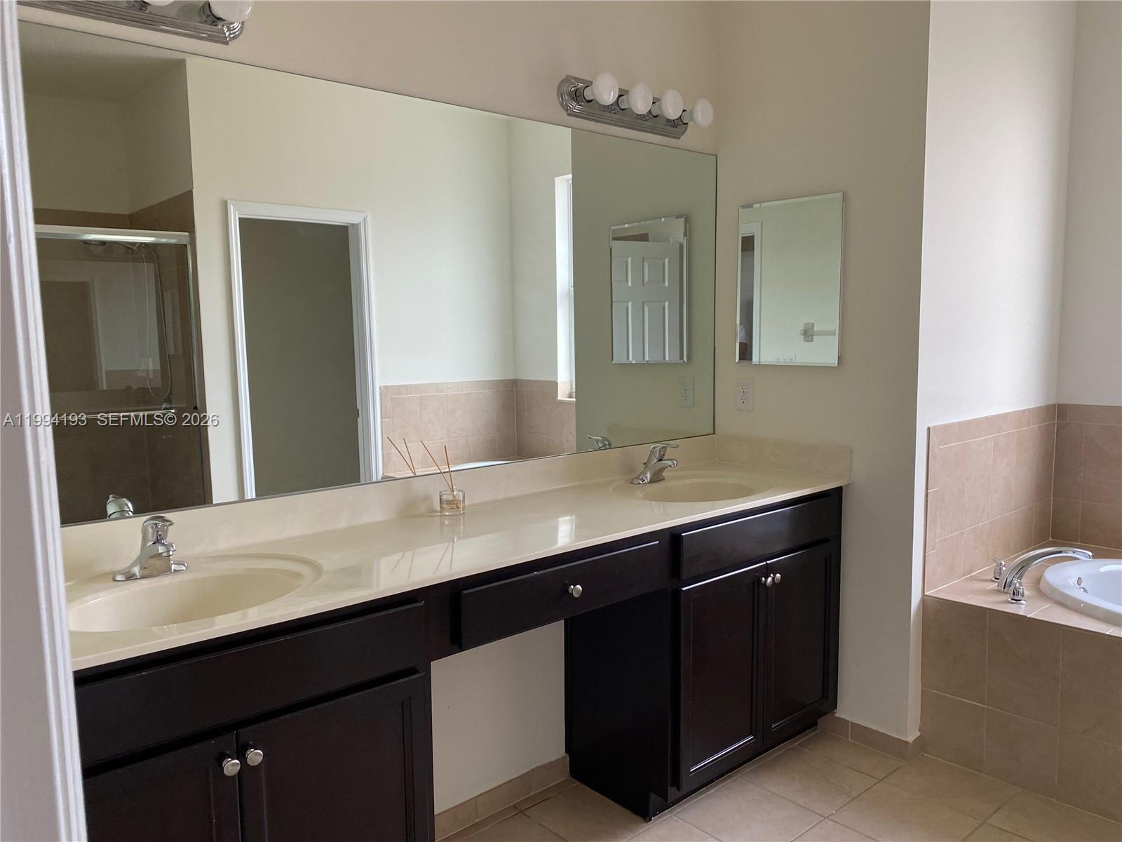 KENDALL COMMONS RESIDENTI - Residential Lease