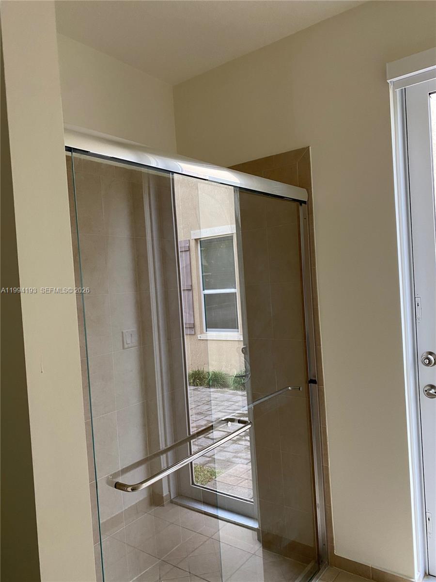 KENDALL COMMONS RESIDENTI - Residential Lease