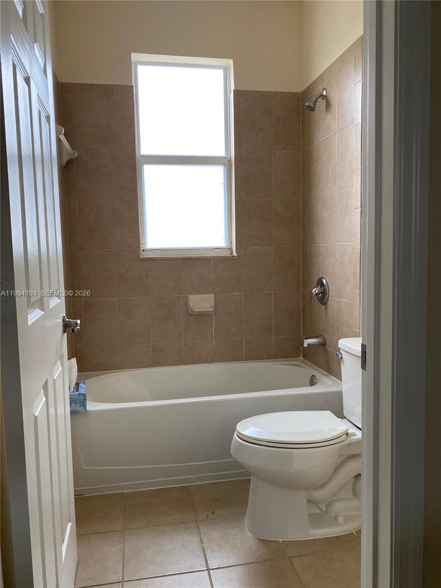 KENDALL COMMONS RESIDENTI - Residential Lease