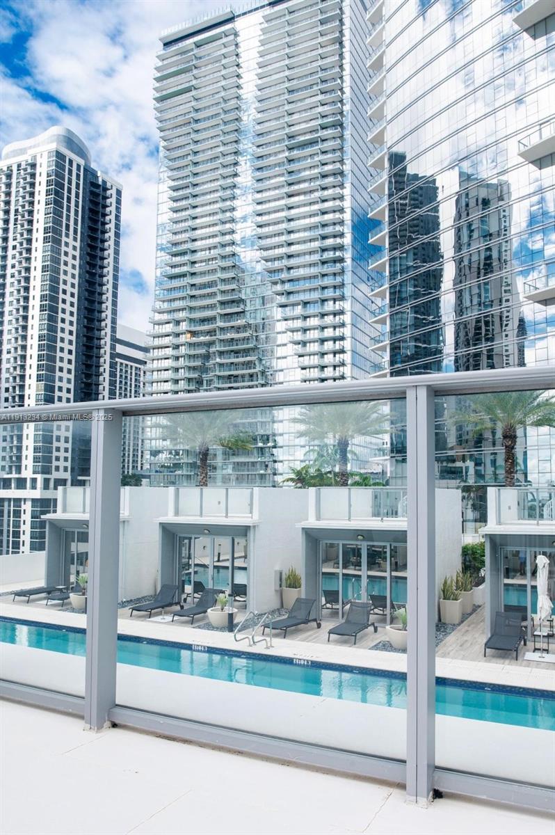 PARAMOUNT MIAMI WORLDCENT - Residential Lease