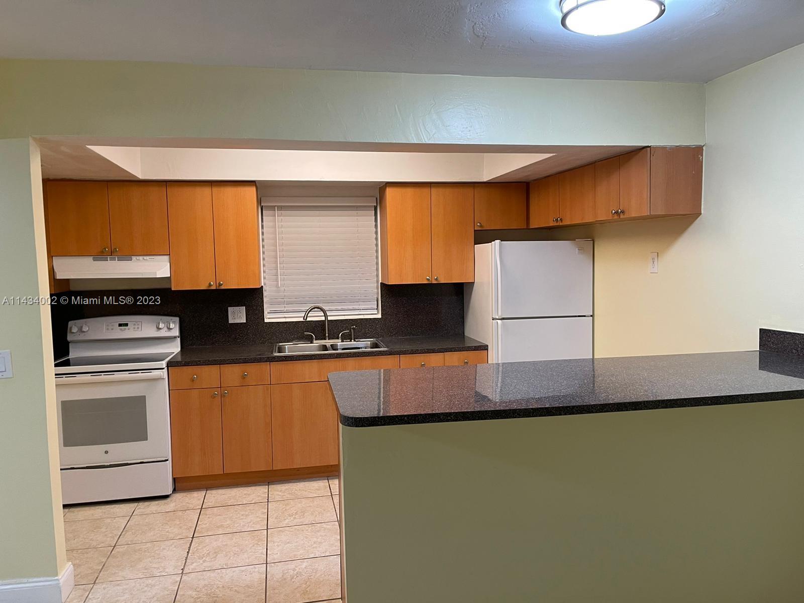 FOR RENT: 1/1 in Village at Dadeland. Excellent location. Very Spacious. Walking distance to everything.
Metrorail and Dadeland Mall. Easy access to all highways. First month and 2 months security ($5340)
move you. VERY QUICK association approval. Has to use owner's rental lease. Please download the
attachments, not complete application package will not be submitted to the owner. Please make sure to
review the lease with your client before submit the offer. Easy to show, ON SUPRA. Please don't submit offer before showing the property.
