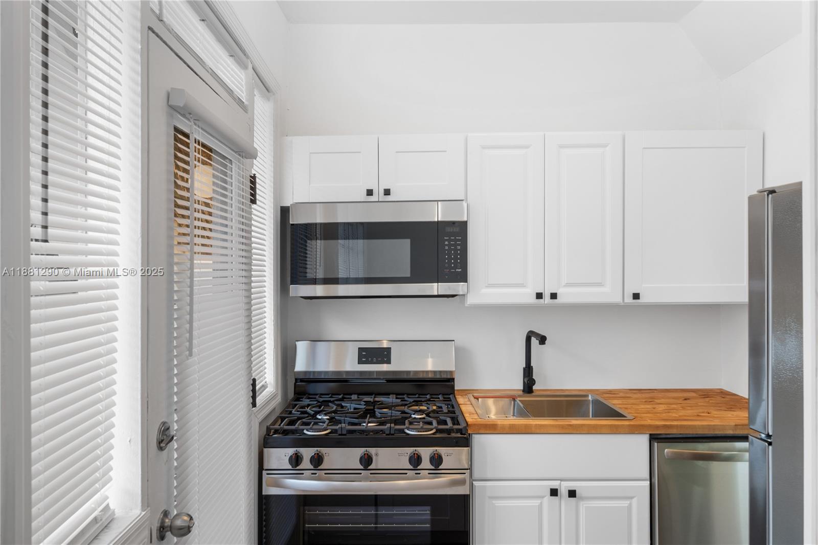 THE ESQUIRE HOUSE OF M B - Residential Lease