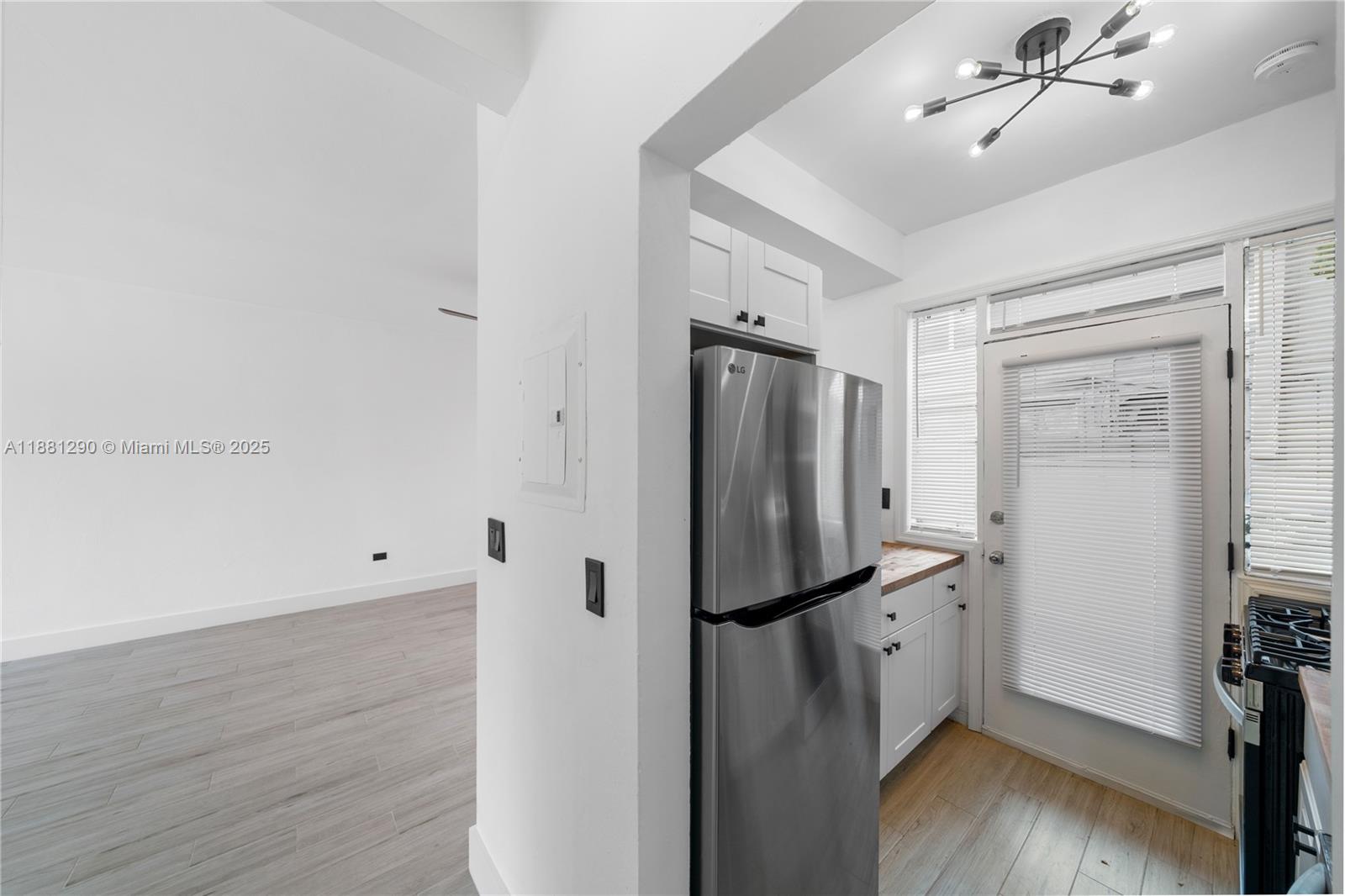 THE ESQUIRE HOUSE OF M B - Residential Lease