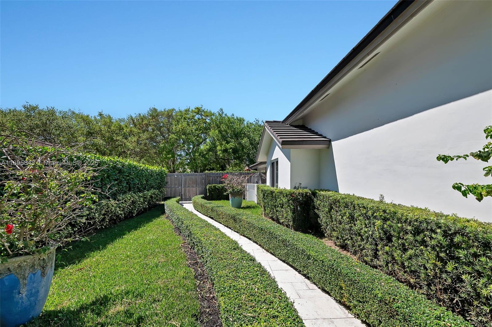 MANGO PARK ESTATES - Residential