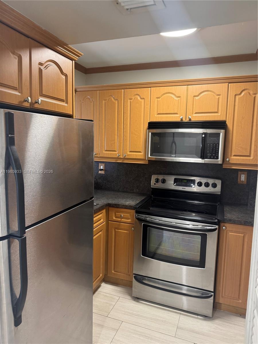 FONTAINEBLEAU GARDENS CON - Residential Lease