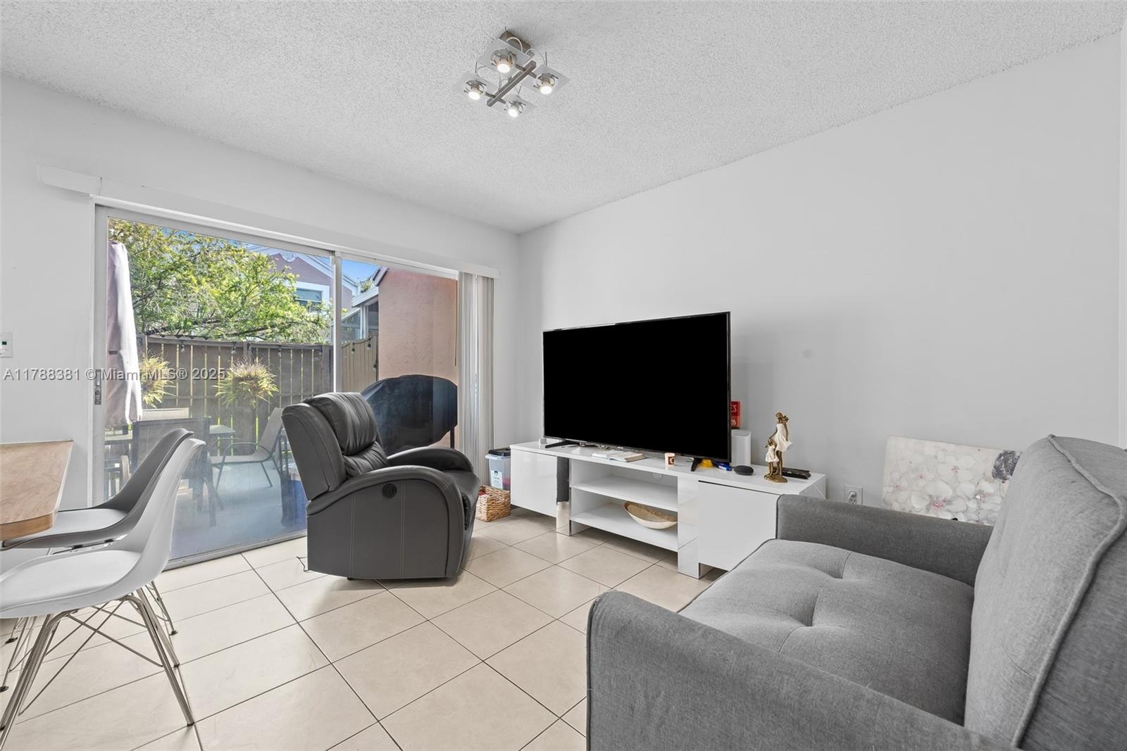 PEMBROKE LAKES SECTION SE - Residential