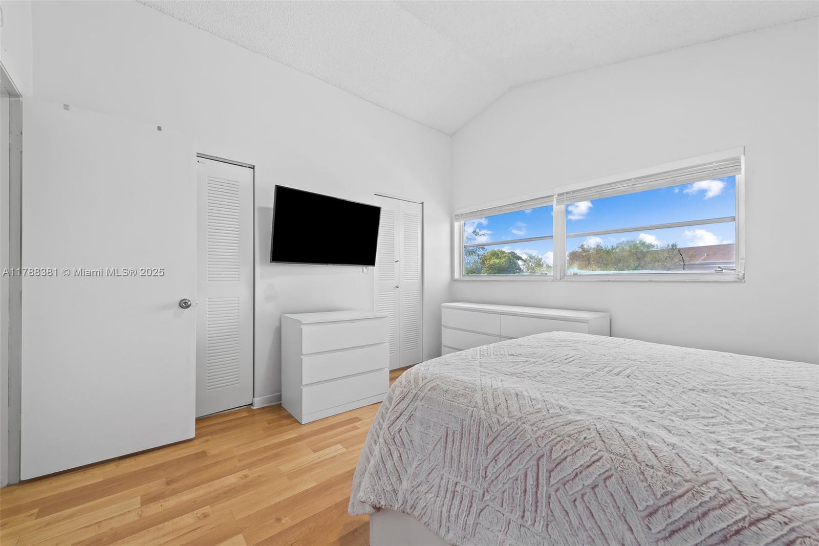 PEMBROKE LAKES SECTION SE - Residential