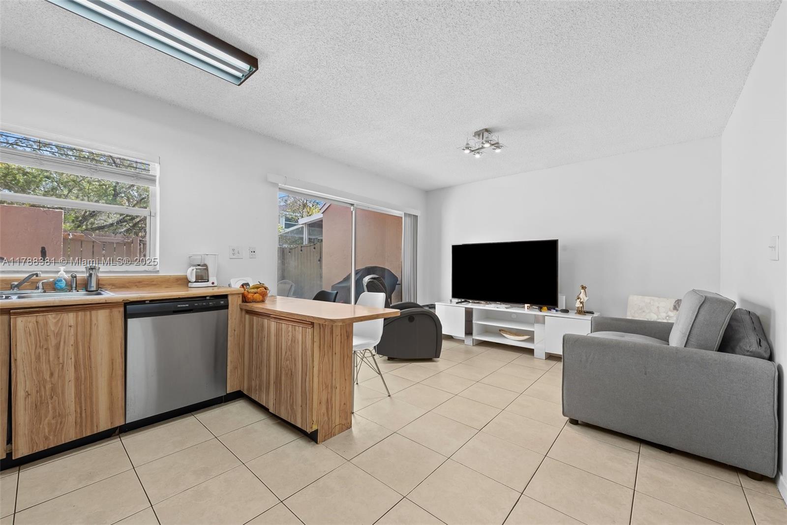 PEMBROKE LAKES SECTION SE - Residential