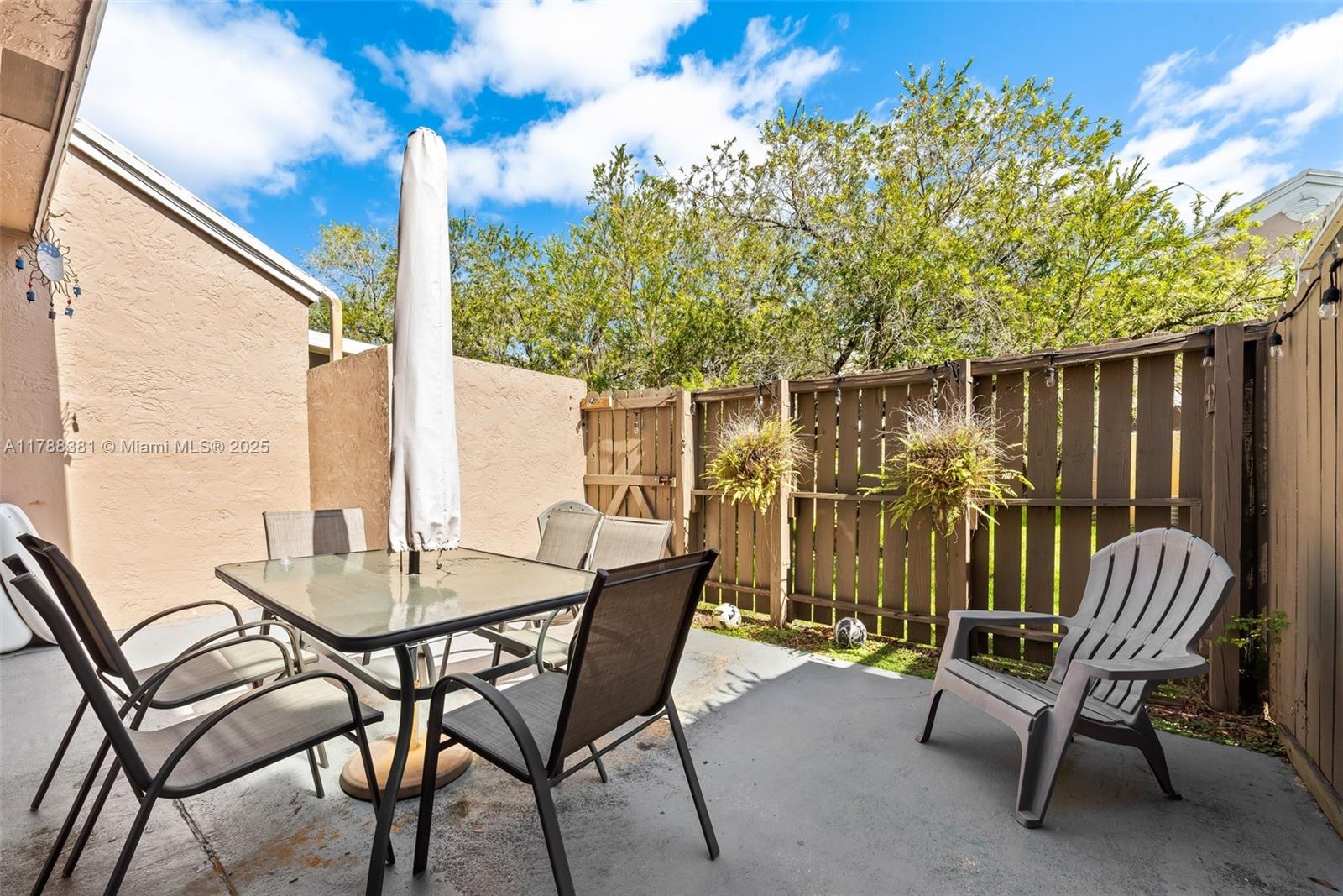 PEMBROKE LAKES SECTION SE - Residential