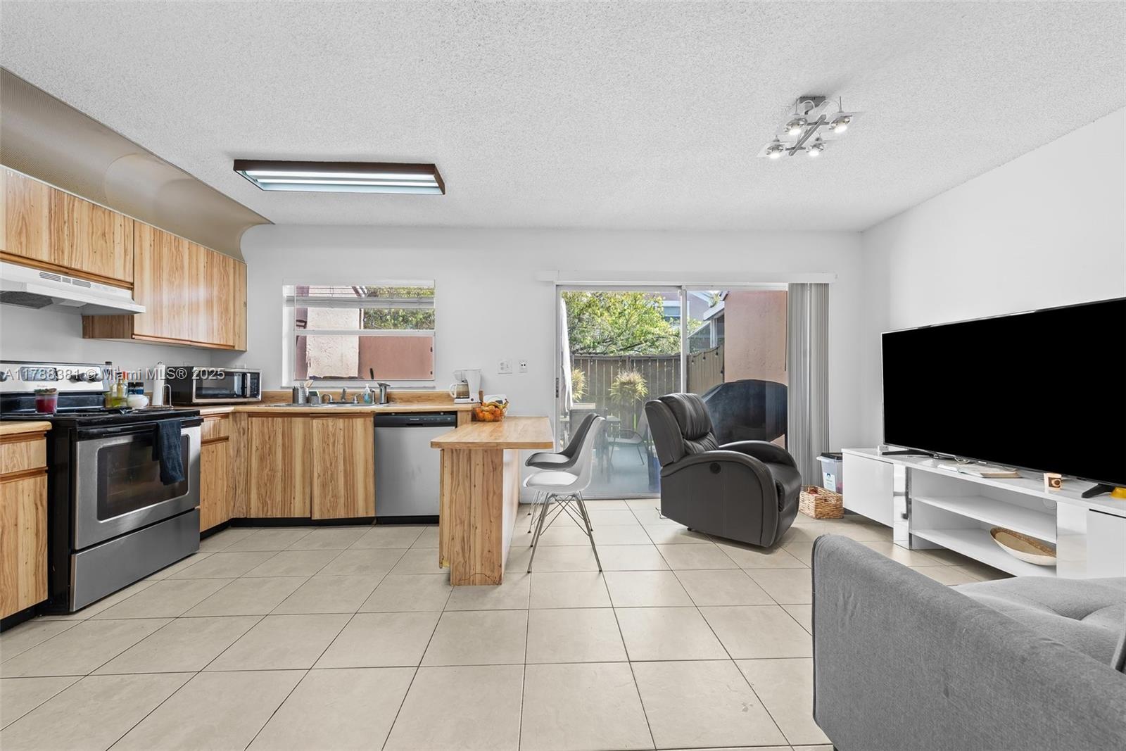 PEMBROKE LAKES SECTION SE - Residential