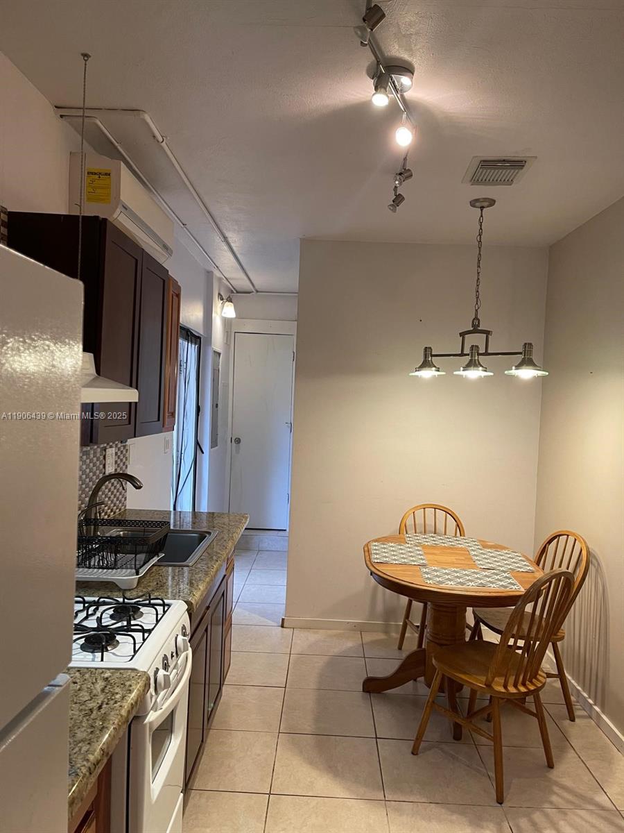 Centrally located 1 bedroom efficiency/apartment in East Kendall. Large bedroom. Full kitchen, 2 split A/C's, parking for 2 cars. Ideal for 2 people. Electricity, water & Wi-fi included in the rent. Only very small dog allowed. Ready to move in.