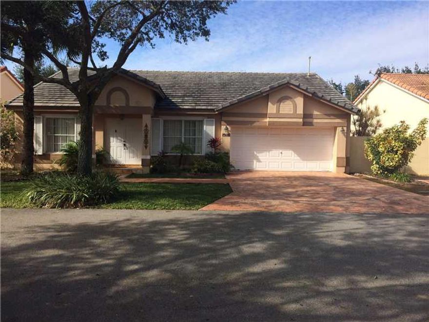 This 3/2 1Story house, very nice location right at I-75 exit and you have shopping center. Very nice rental property.