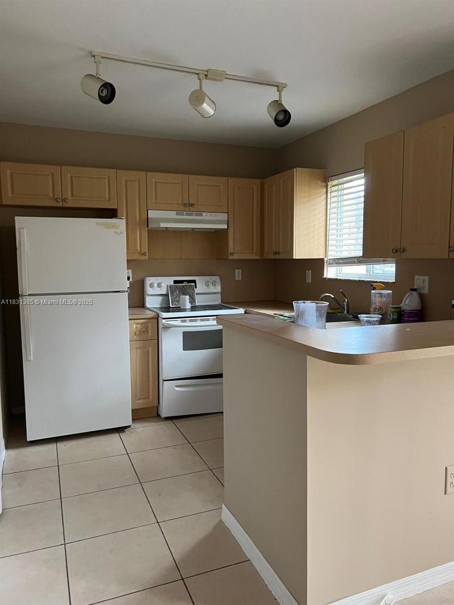 945 NE 33rd Ter 101