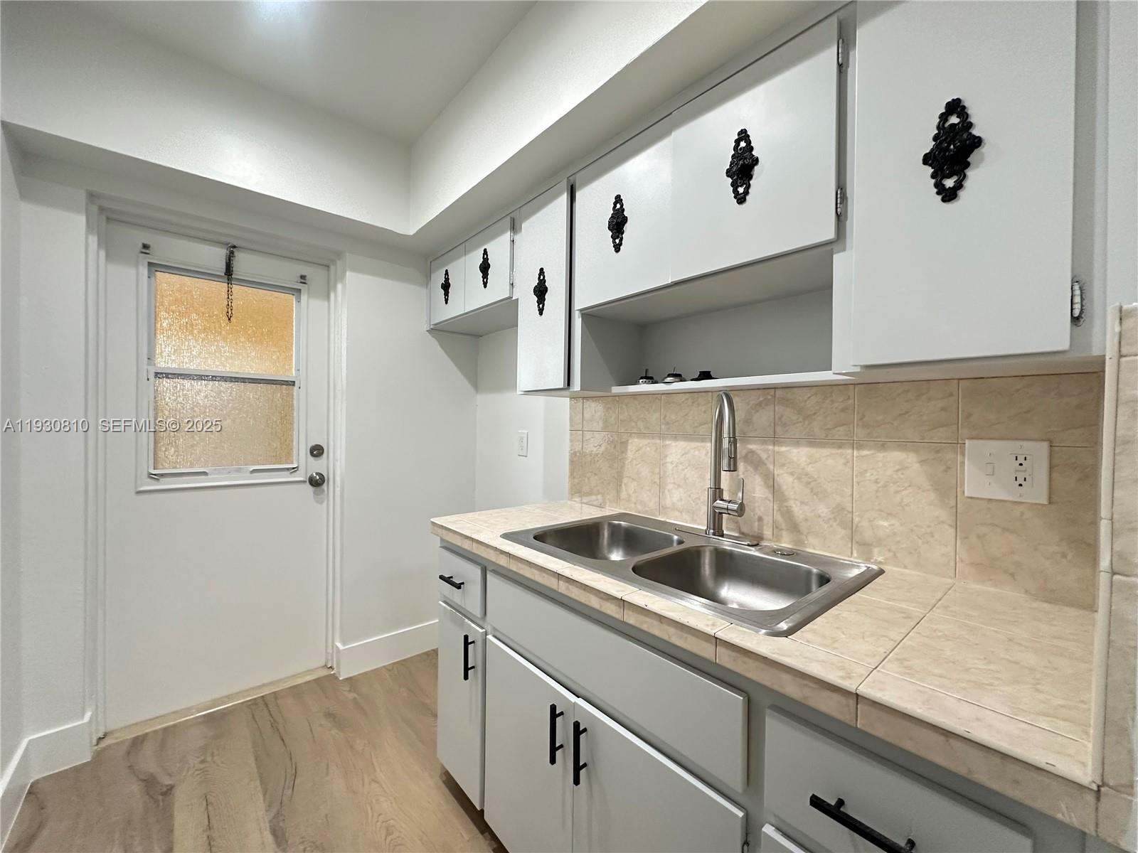 HOLLYWOOD LITTLE RANCHES - Residential Lease