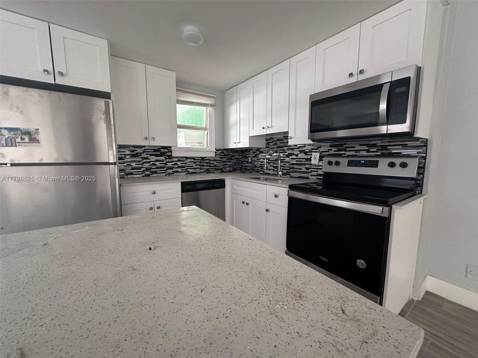 209 Sw 5th St 1, Dania Beach, Miami-Dade County, Florida - 2 Bedrooms  
1 Bathrooms - 