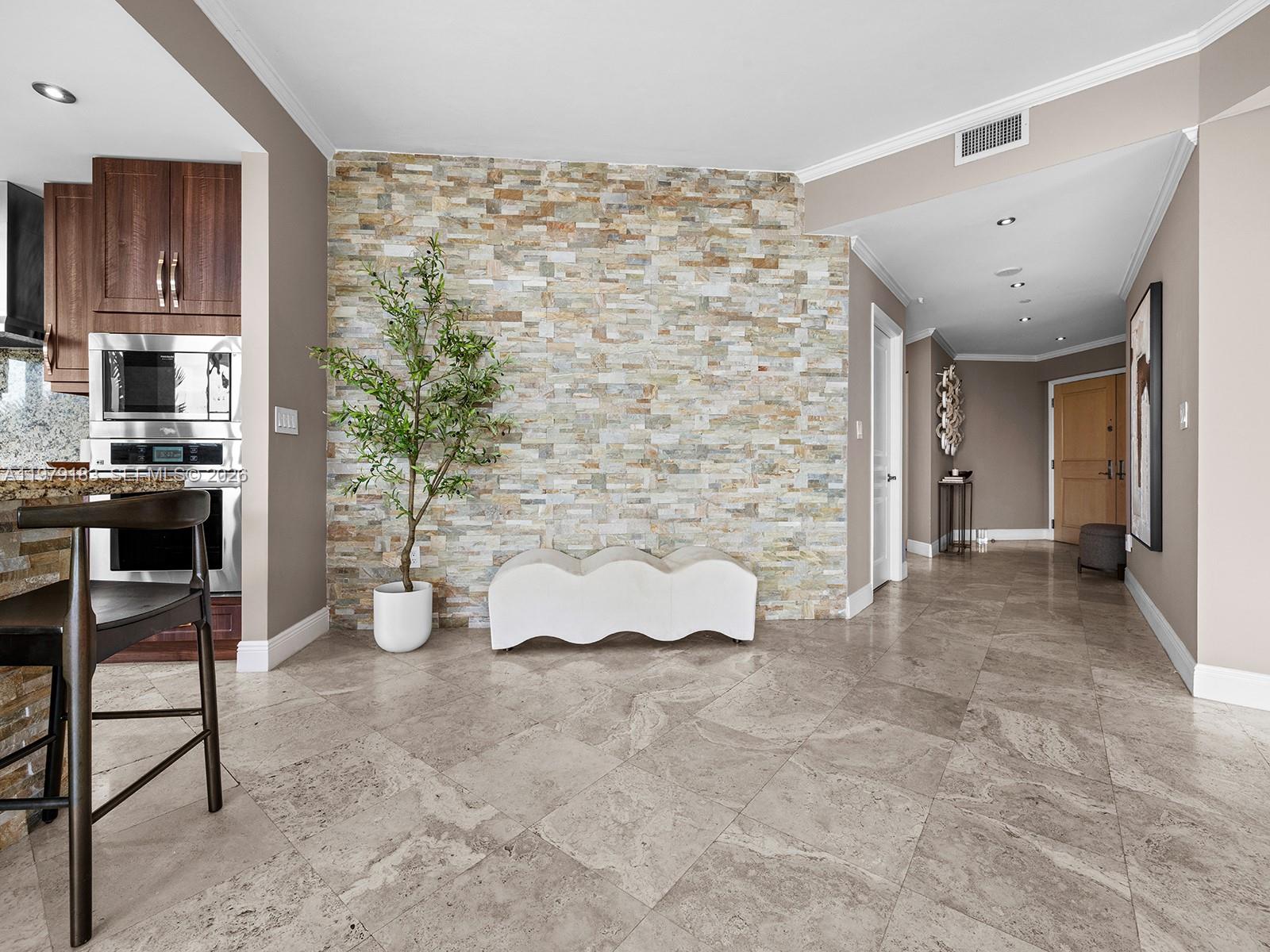 2645 S Bayshore Dr 304