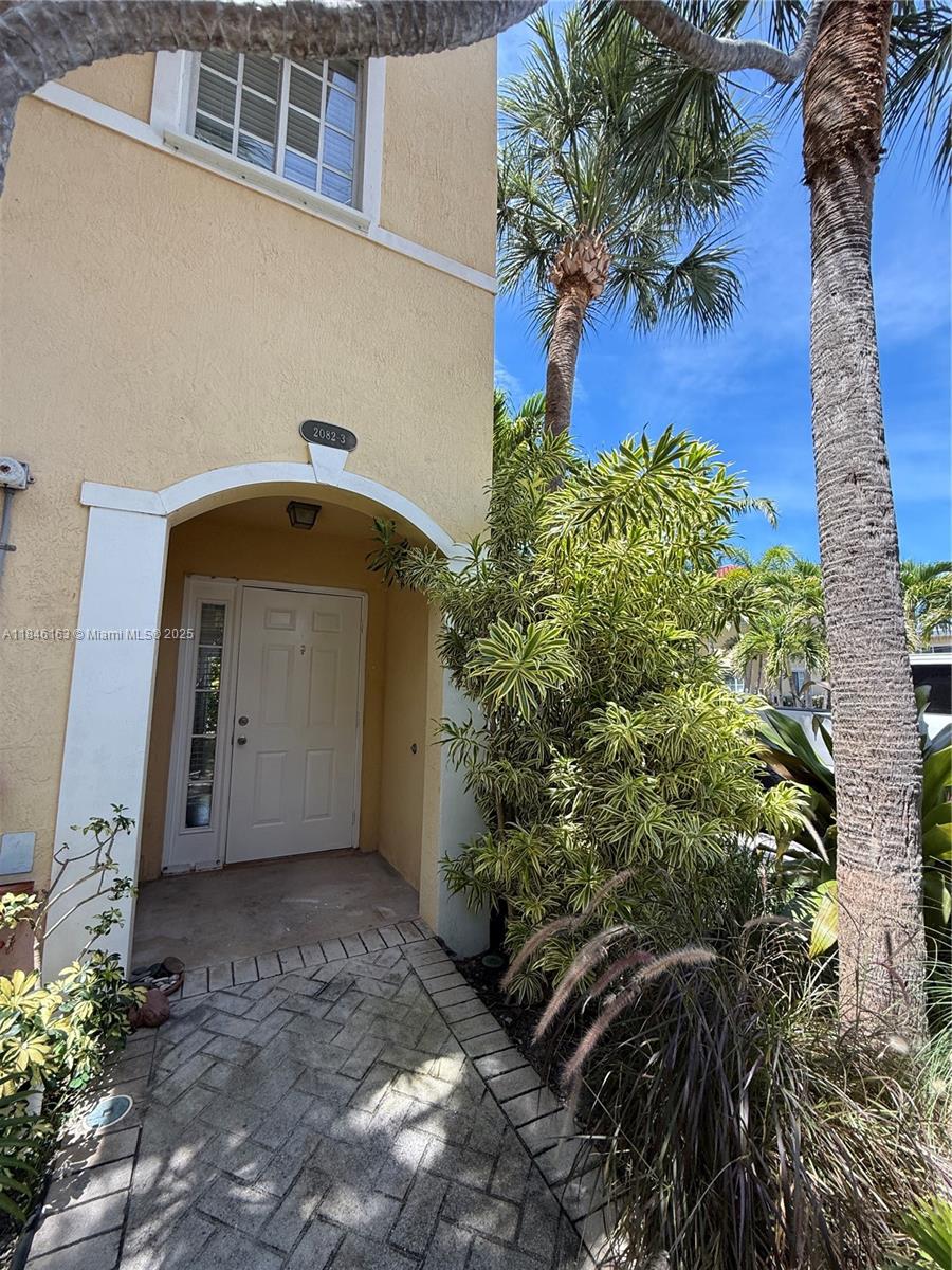 WONDERFUL 3BR/2BA (1182 SqFt) IN BEAUTIFUL MEDITERRANEAN COMMUNITY IN NORTH MIAMI BEACH. ONE OF THE ONLY NEW TOWNHOUSE COMMUNITIES IN THE AREA LOCATED RIGHT ON THE WATER!! CLOSE TO SCHOOLS (DADE COUNTY, FULFORD ELEMENTARY, J.F.KENNEDY AND NORTH MIAMI HI GH), HOUSES OF WORSHIP ,THE BEACH, MAJOR ROADS OF TRANSPORTATION AND SHOPS. WASHER & DRYER IN UNIT! 5 MINUTES TO AVENTURA & 5 MINUTES TO BEACH.