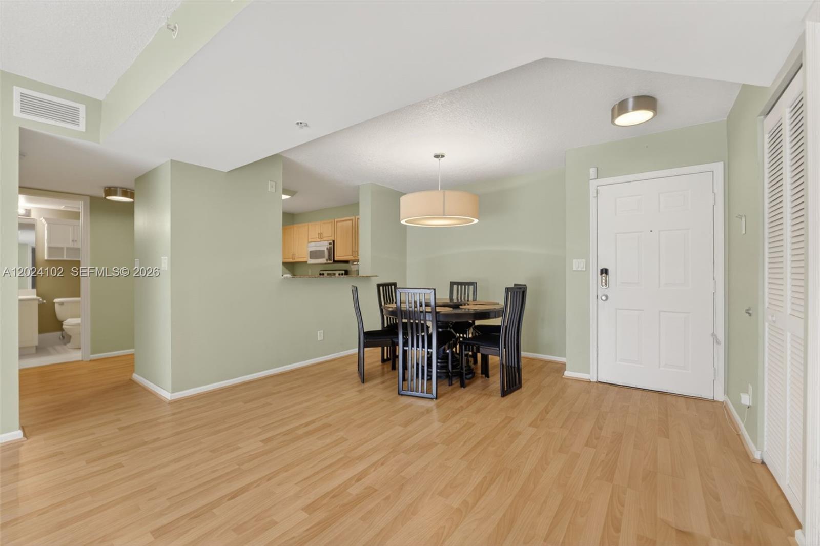 619 E Sheridan St 203