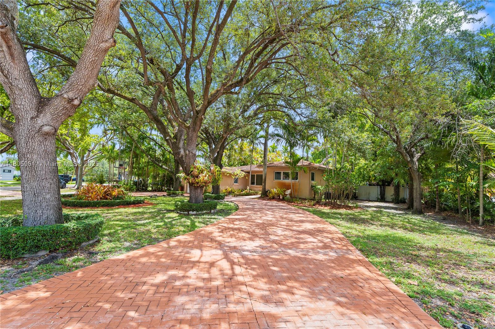 1090 MEADOWLARK AVE