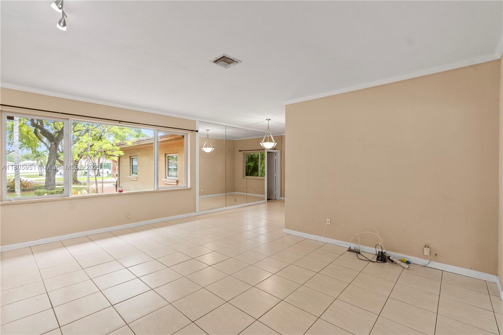1090 MEADOWLARK AVE