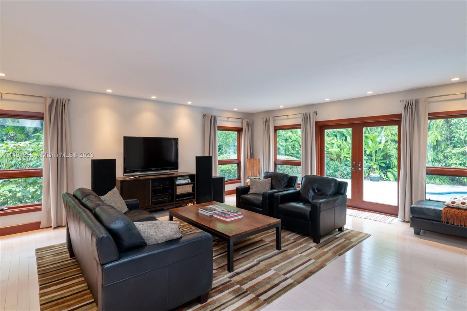 SNAPPER CREEK GROVES - Residential