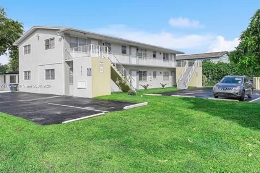 This outstanding commercial multifamily investment opportunity in Hollywood, Florida, features a six-unit 
4 apartments  1 bed 1 bathroom---2 apartments 2-2   9000 a month rent
apartment building with long-term tenants and reliable cash flow. Ideally located near major attractions like the Hard Rock Hotel & Casino and Hollywood Beach Boardwalk, the property offers easy access to I-95
Key features include: Six spacious units, fully occupied with stable tenants
Steady rental income and minimal turnover
40 10 years vert done in jan 2025

Significant potential for property value growth, fueled by nearby development projects such as the Hollywood Downtown Revitalization This property is an exceptional opportunity in a rapidly developing area, with great prospects for future appreciation.