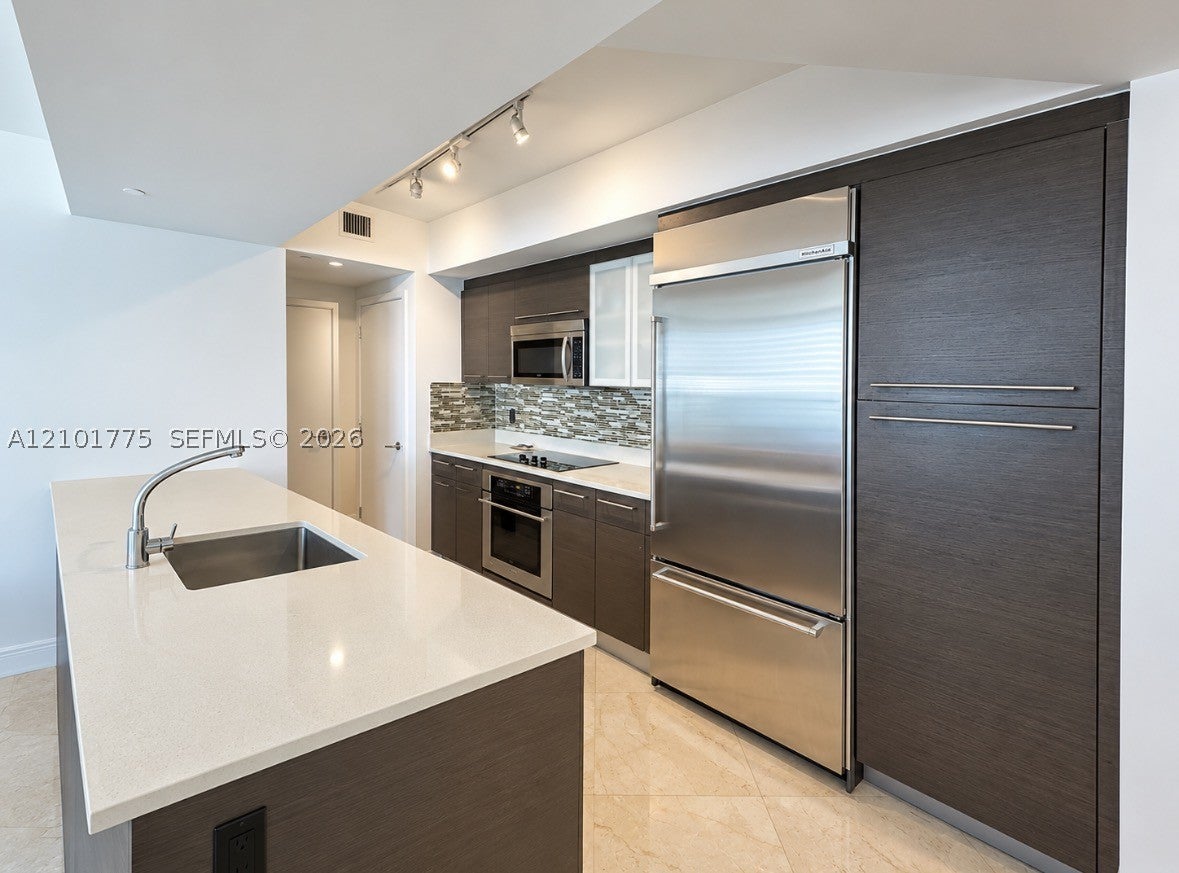 500 Brickell Ave 2405